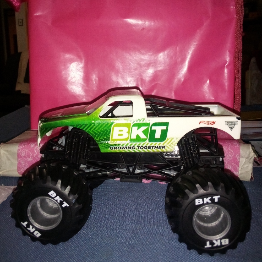 Monster Jam 1:24 Growing Together BKT Truck Loose